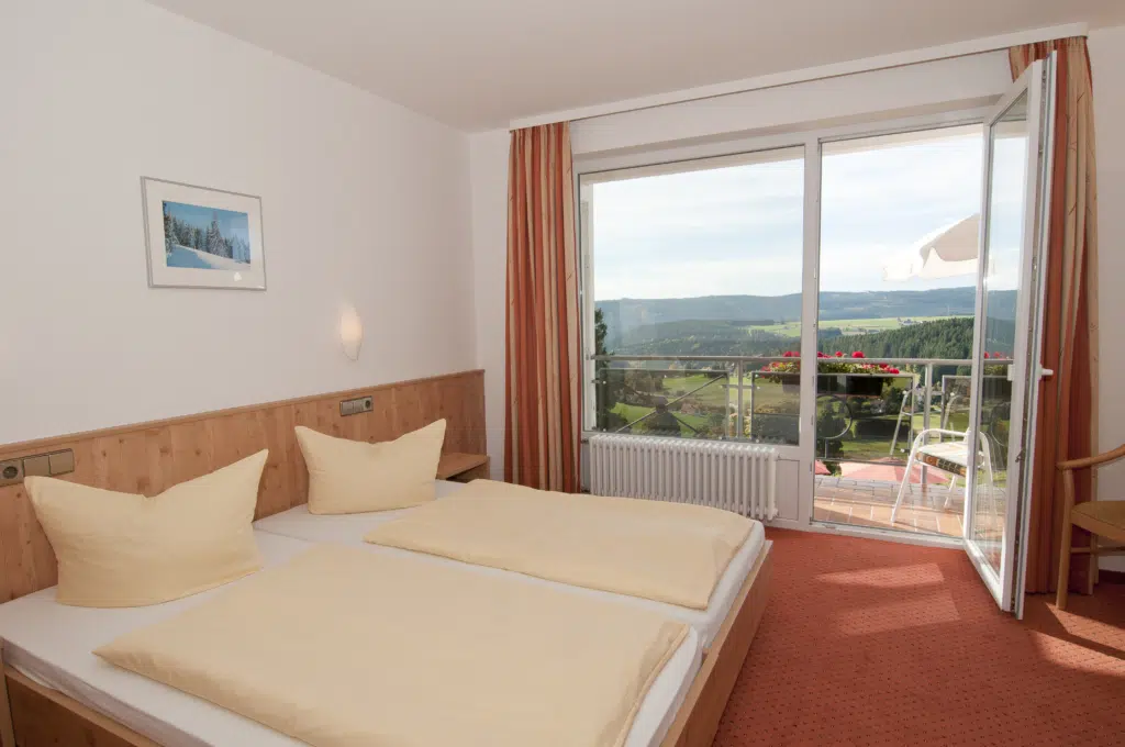 Ihr seht ein Doppelzimmer mit Ausblick im JUFA Hotel Schwarzwald***s. Das JUFA Hotel Schwarzwald ist idealer Ausgangspunkt für Ihren aktiven Urlaub im Hochschwarzwald.