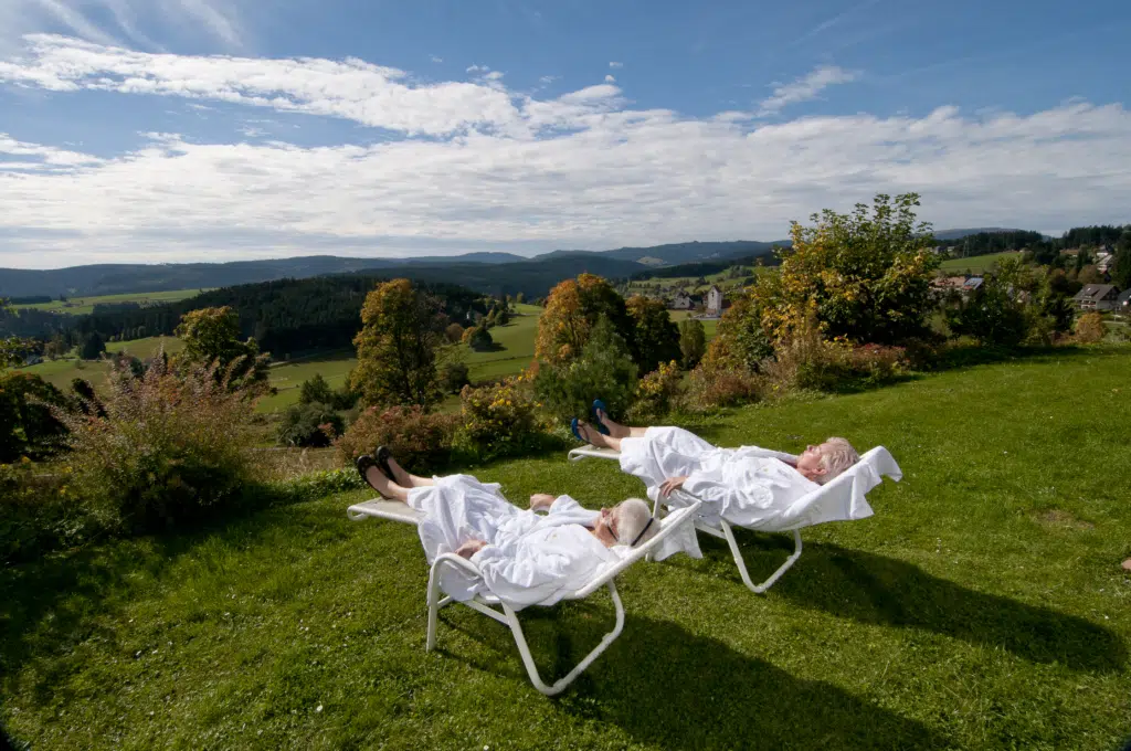 Ihr seht den Ruhebereich vor dem Hallenbad im JUFA Hotel Schwarzwald***s. Das JUFA Hotel Schwarzwald***s ist idealer Ausgangspunkt für Ihren aktiven Urlaub im Hochschwarzwald.