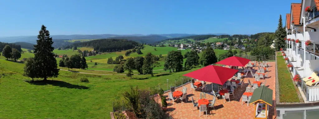 Ihr seht einen Panoramablick mit Terrasse. Das JUFA Hotel Schwarzwald***s ist idealer Ausgangspunkt für Ihren aktiven Urlaub im Hochschwarzwald.