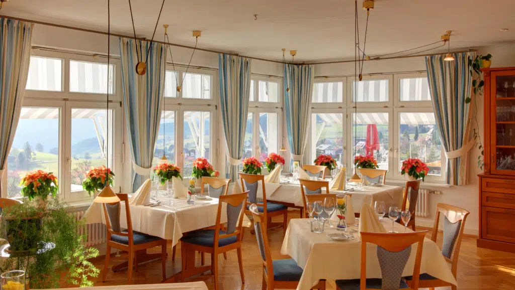 Ihr seht das Restaurant im JUFA Hotel Schwarzwald***s. Das JUFA Hotel Schwarzwald ist idealer Ausgangspunkt für Ihren aktiven Urlaub im Hochschwarzwald.