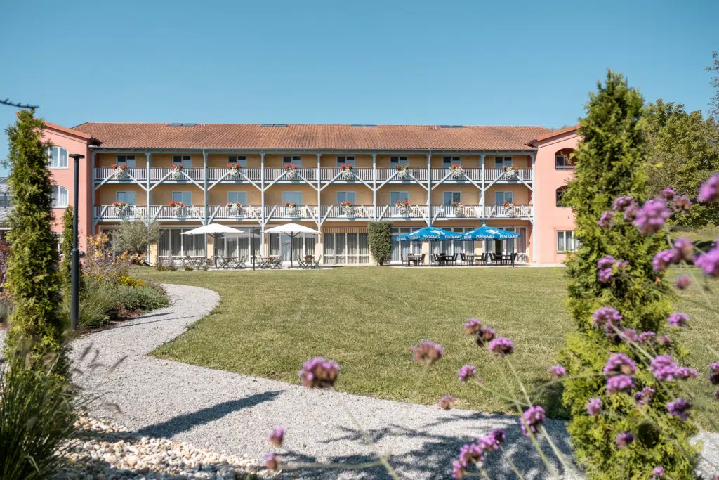 Ihr seht das JUFA Hotel Vulkanland von außen. Der Ort für erholsamen Familienurlaub und einen unvergesslichen Winter- und Wanderurlaub.