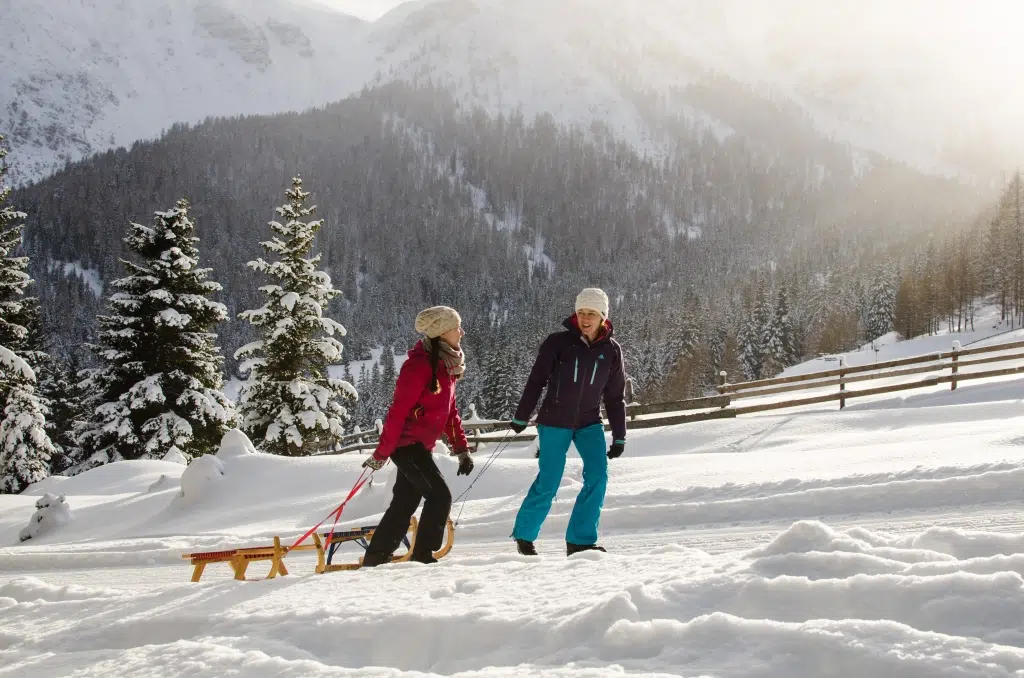 Sie sehen eine Rodelbahn im Wipptal. Das JUFA Hotel Wipptal ist der ideale Ausgangspunkt für einen unvergesslichen Winterurlaub in Tirol.