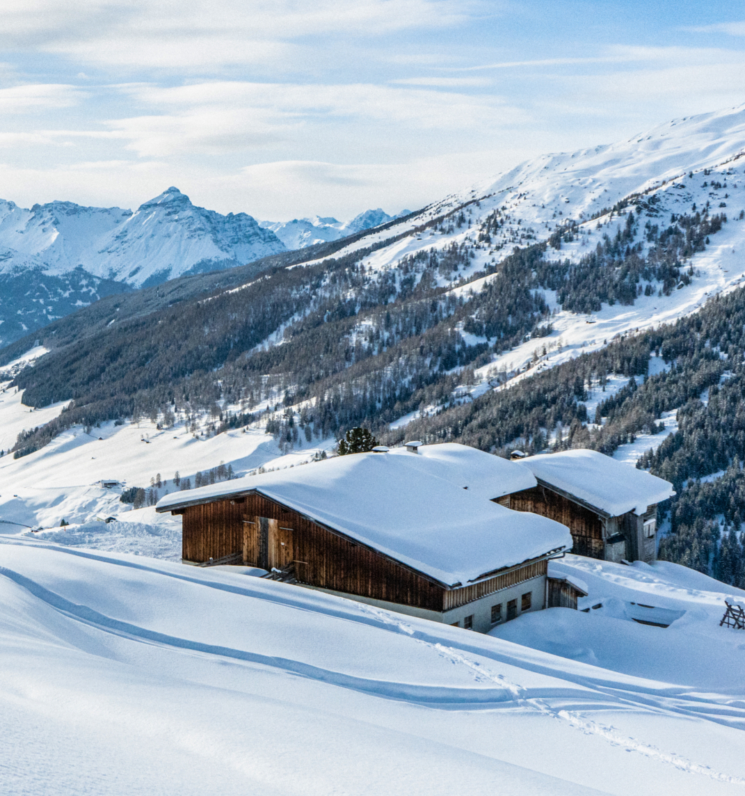 Sie sehen Skitourengeher im Wipptal. Das JUFA Hotel Wipptal ist der ideale Ausgangspunkt für einen unvergesslichen Winterurlaub in Tirol.