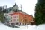 Ihr seht die Außenansicht in winterlicher Stimmung vom JUFA Hotel Mariazell***. Der Ort für erholsamen Familienurlaub und einen unvergesslichen Winter- und Wanderurlaub.