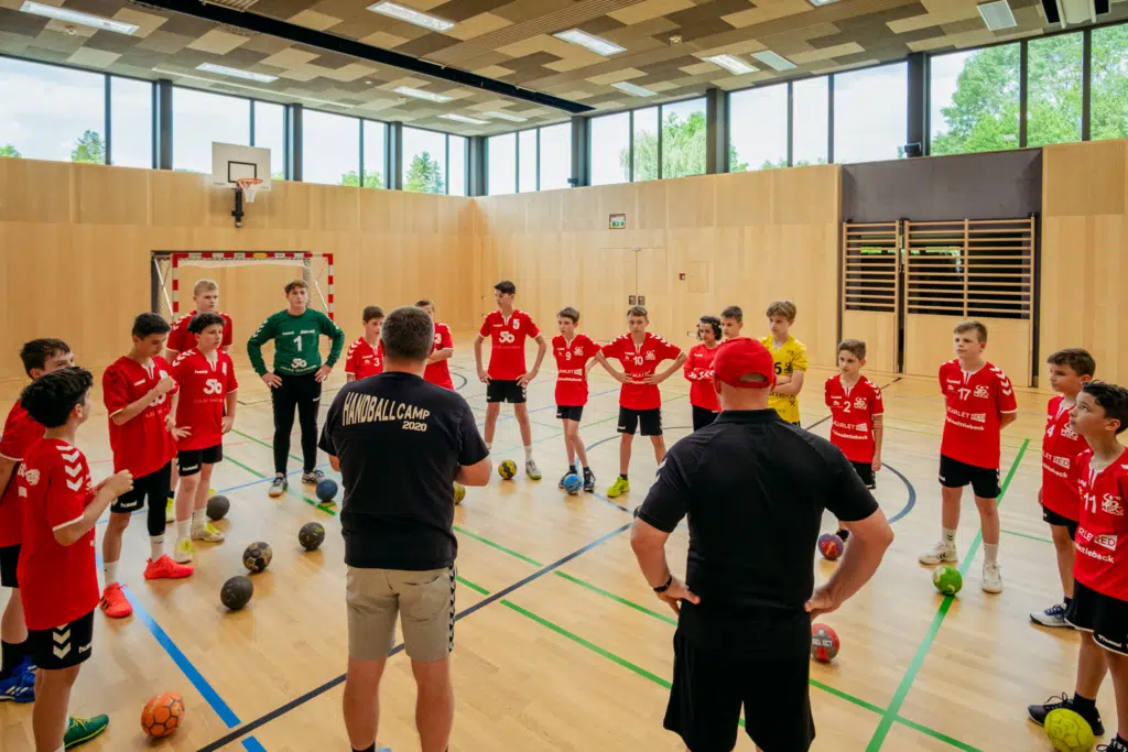 Ihr seht die Jugendgruppe HSG Bärnbach beim Vorbereitsungstraining. JUFA Hotels bietet Ihnen den Ort für erfolgreiches Training in ungezwungener Atmosphäre für Vereine und Teams.