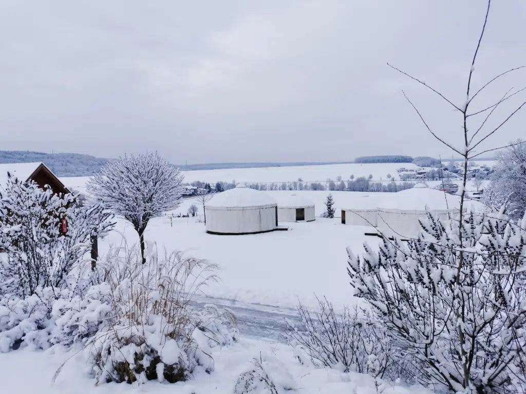 Ihr seht die Winterlandschaft rund um das JUFA Hotel Neutal, im schönen Burgenland. JUFA Hotels bietet erholsamen Familienurlaub und einen unvergesslichen Winter- und Wanderurlaub.