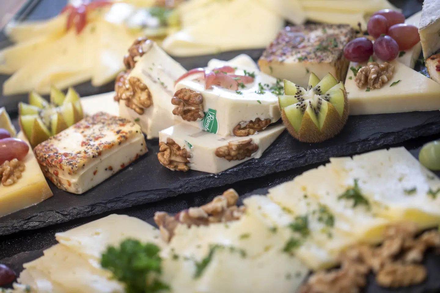 Sie sehen eine Detailaufnahme des Käse Aufschnitts beim Buffet im JUFA Hotel Bregenz am Bodensee. Der Ort für erholsamen Familienurlaub und einen unvergesslichen Winter- und Wanderurlaub.