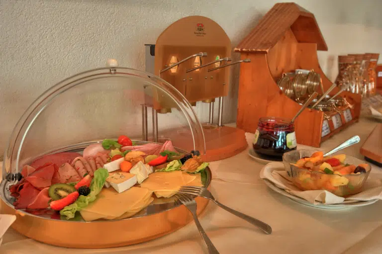 Ihr seht ein Frühstücksbuffet mit Käse und Wurst im JUFA Hotel Schwarzwald***s. Der Ort für erholsamen Familienurlaub und einen unvergesslichen Winterurlaub.