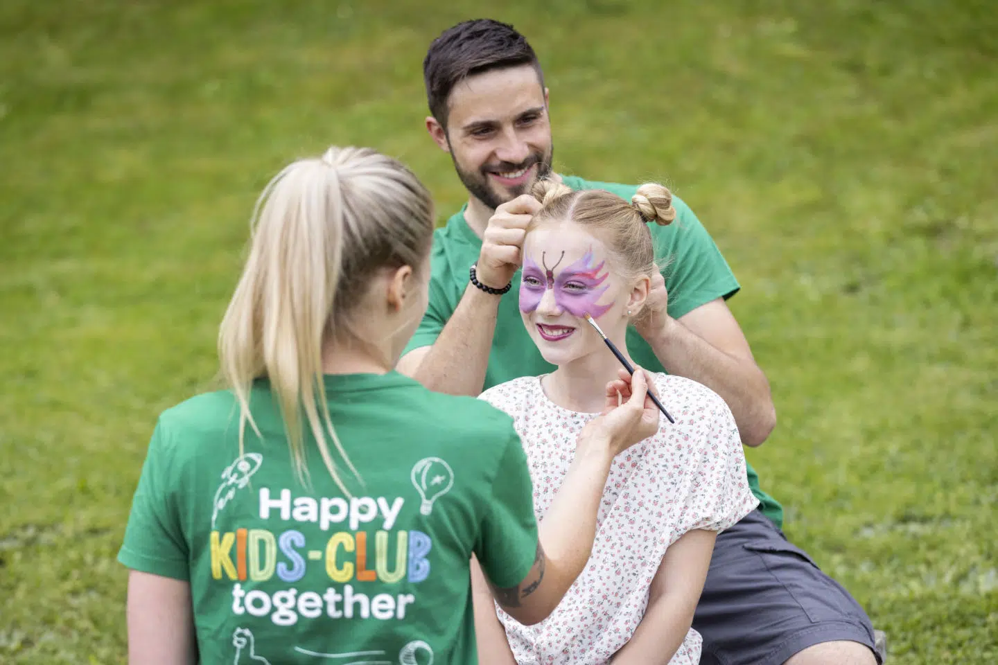 Ihr seht ein Mädchen, das von seinen Kids-Club Betreuern geschminkt wird.