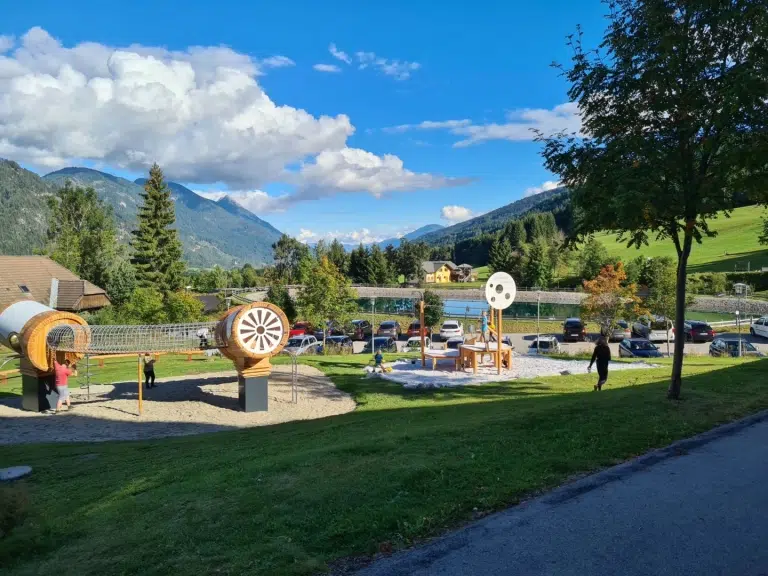 Sie sehen den Outdoor-Spielbereich und Kids im JUFA Hotel Gitschtal***.