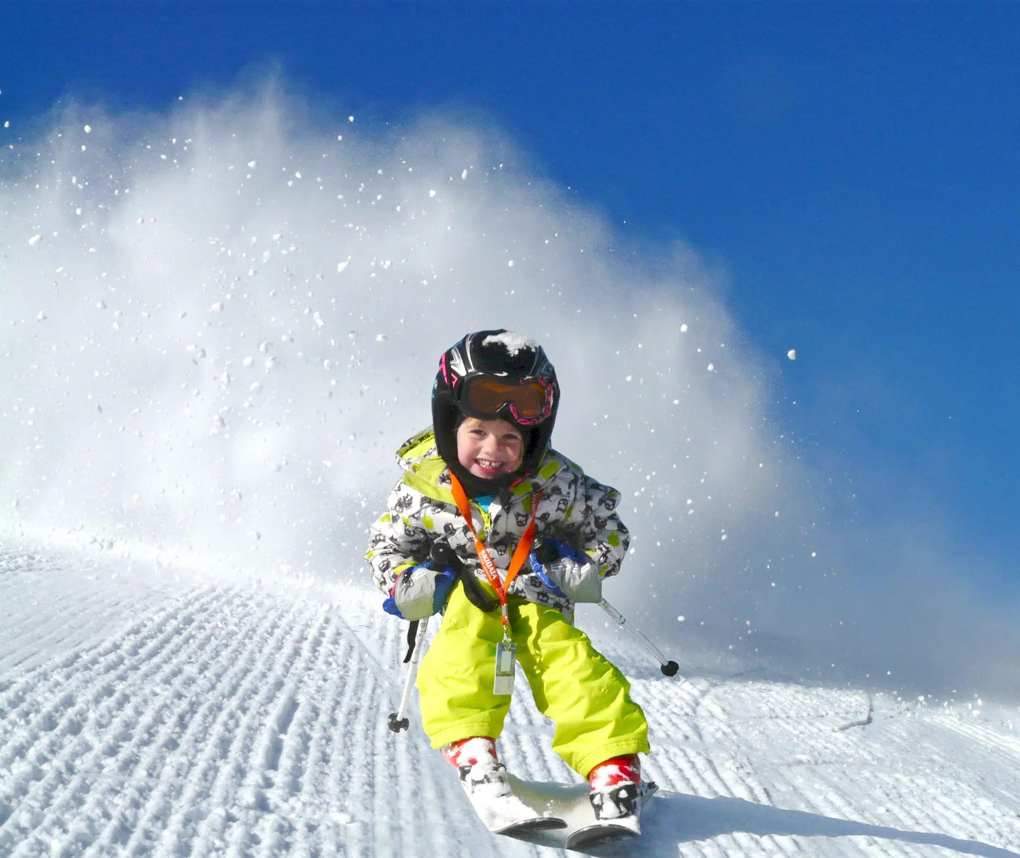 Ihr seht ein lächelndes Kleinkind beim Skifahren bei den Gaaler Liften im Murtal.