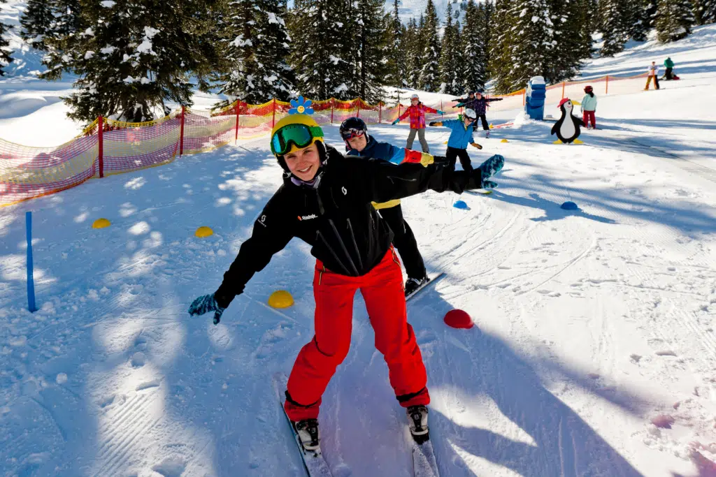 Ihr seht eine Skilehrerin und Kinder im Kinderland auf der Planneralm.