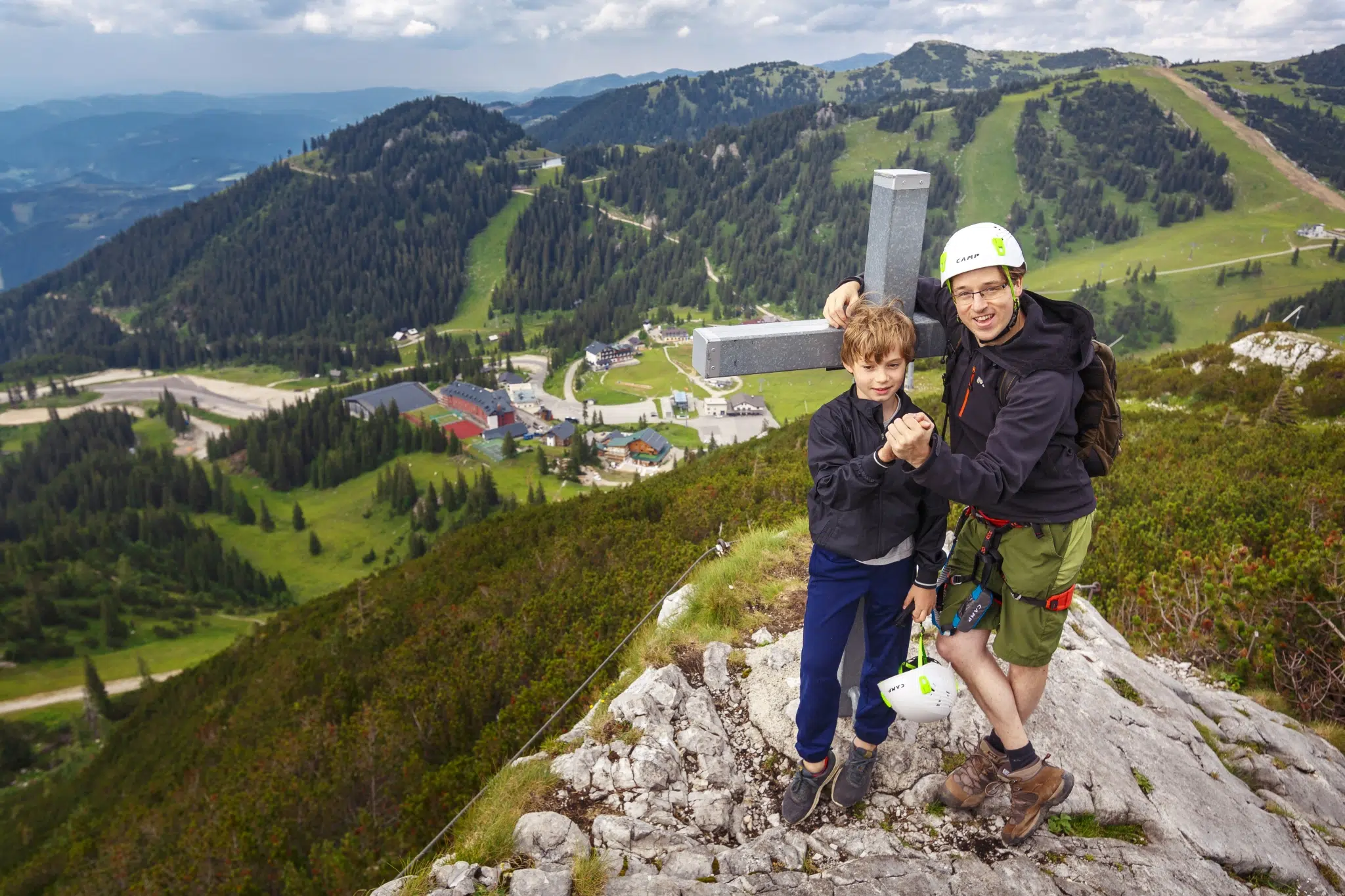 „Helden Der Freizeit“ testen den Bergmandl- und den Heli-Kraft-Klettersteig am Hochkar. JUFA Hotels bietet erholsamen Familienurlaub und einen unvergesslichen Winter- und Wanderurlaub.