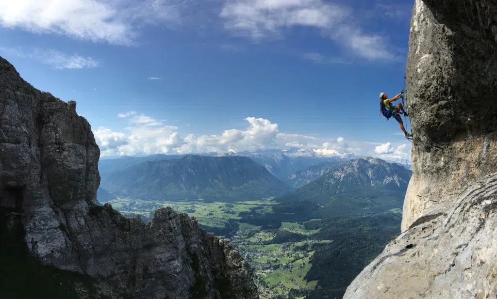 Eine Frau klettert am Klettersteig Sisi am Loser in Altaussee. JUFA Hotels bietet Ihnen den Ort für erlebnisreichen Natururlaub für die ganze Familie.