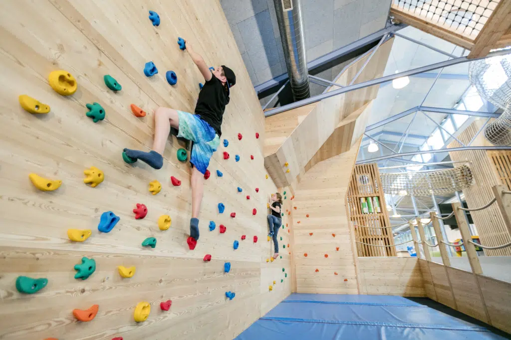 Ihr seht die Kletterwand aus Holz im JUFA Hotel Vulkanland – Sport-Resort. Der Ort für erfolgreiches Training in ungezwungener Atmosphäre für Vereine und Teams.