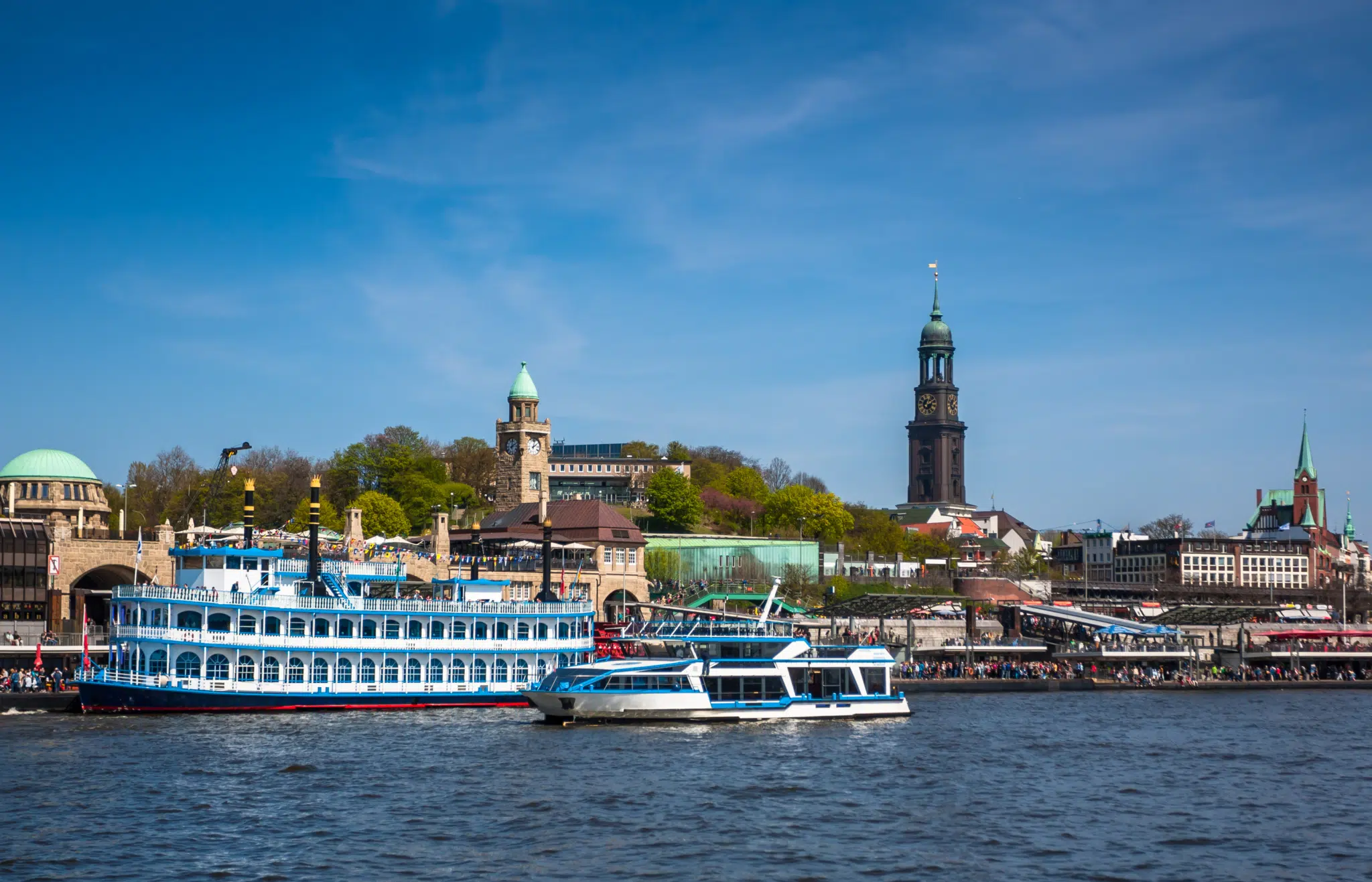 Ihr seht zwei Ausflugsschiffe liegen im Hamburger Hafen vor Anker. JUFA Hotels bietet erlebnisreichen Städtetrip für die ganze Familie und den idealen Platz für Ihr Seminar.