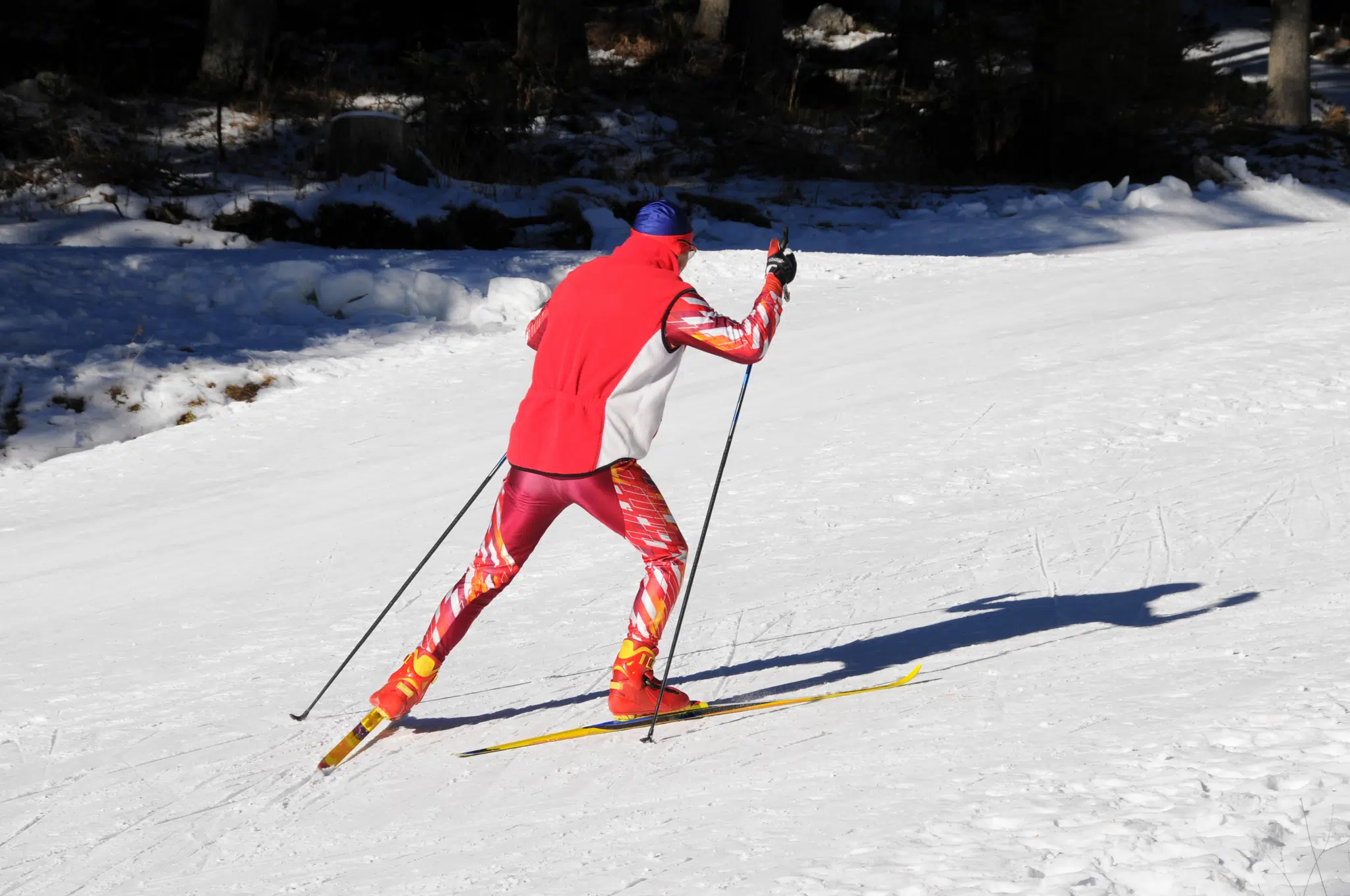 Langläufer beim Wintersport auf der Langlaufloipe in der Eisenerzer Ramsau in der Nähe von JUFA Hotels. Der Ort für erholsamen Familienurlaub und einen unvergesslichen Winterurlaub.