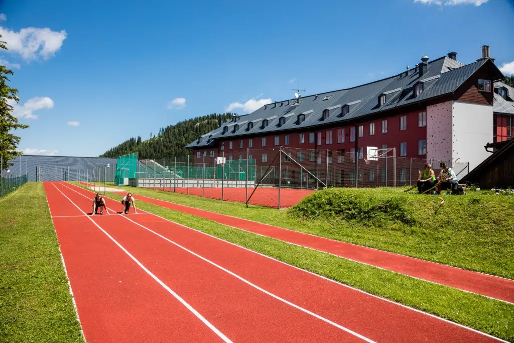 Zwei Läuferinnen auf der Laufbahn direkt beim JUFA Hotel Hochkar Sport-Resort. Der Ort für erfolgreiches Training in ungezwungener Atmosphäre für Vereine und Teams.