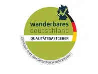 Ihr seht das Logo des Deutschen Wanderverbands, das für Wanderurlauber passende und als Qualitätsgastgeber-zertifizierte Hotels tragen dürfen. JUFA Hotels sind zertifizierte Qualitätsgastgeber und Partner des Deutschen Wanderverbands.