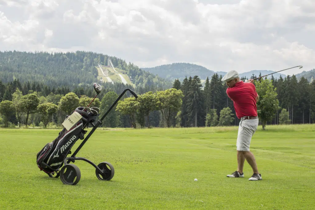 Ihr seht einen Mann beim Golfen im Schwarzwald.