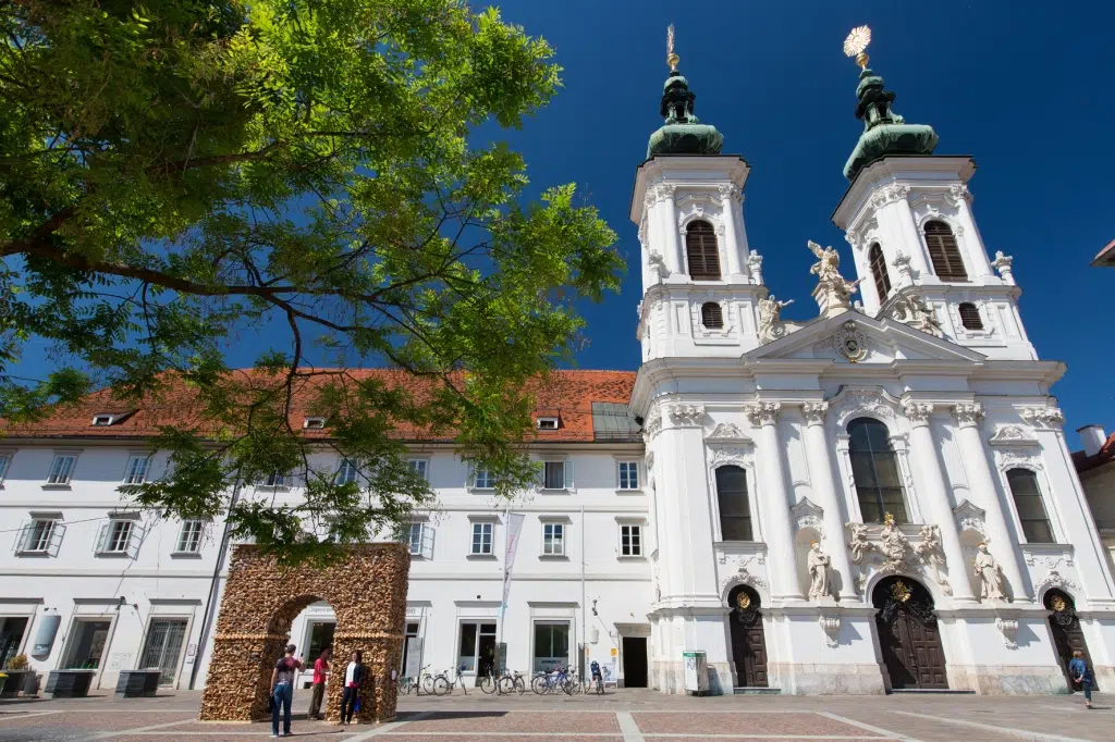 Ihr seht die Mariahilferkirche in Graz. JUFA Hotels bietet erholsamen Familienurlaub und einen unvergesslichen Winterurlaub.