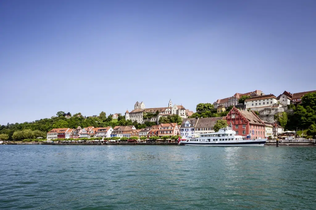 Ihr seht Meersburg vom See. JUFA Hotels, der Ort für erholsamen und eindrucksvollen Sommerurlaub für die ganze Familie.