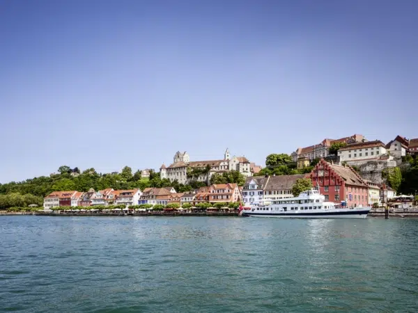 Ihr seht Meersburg vom See. JUFA Hotels, der Ort für erholsamen und eindrucksvollen Sommerurlaub für die ganze Familie.