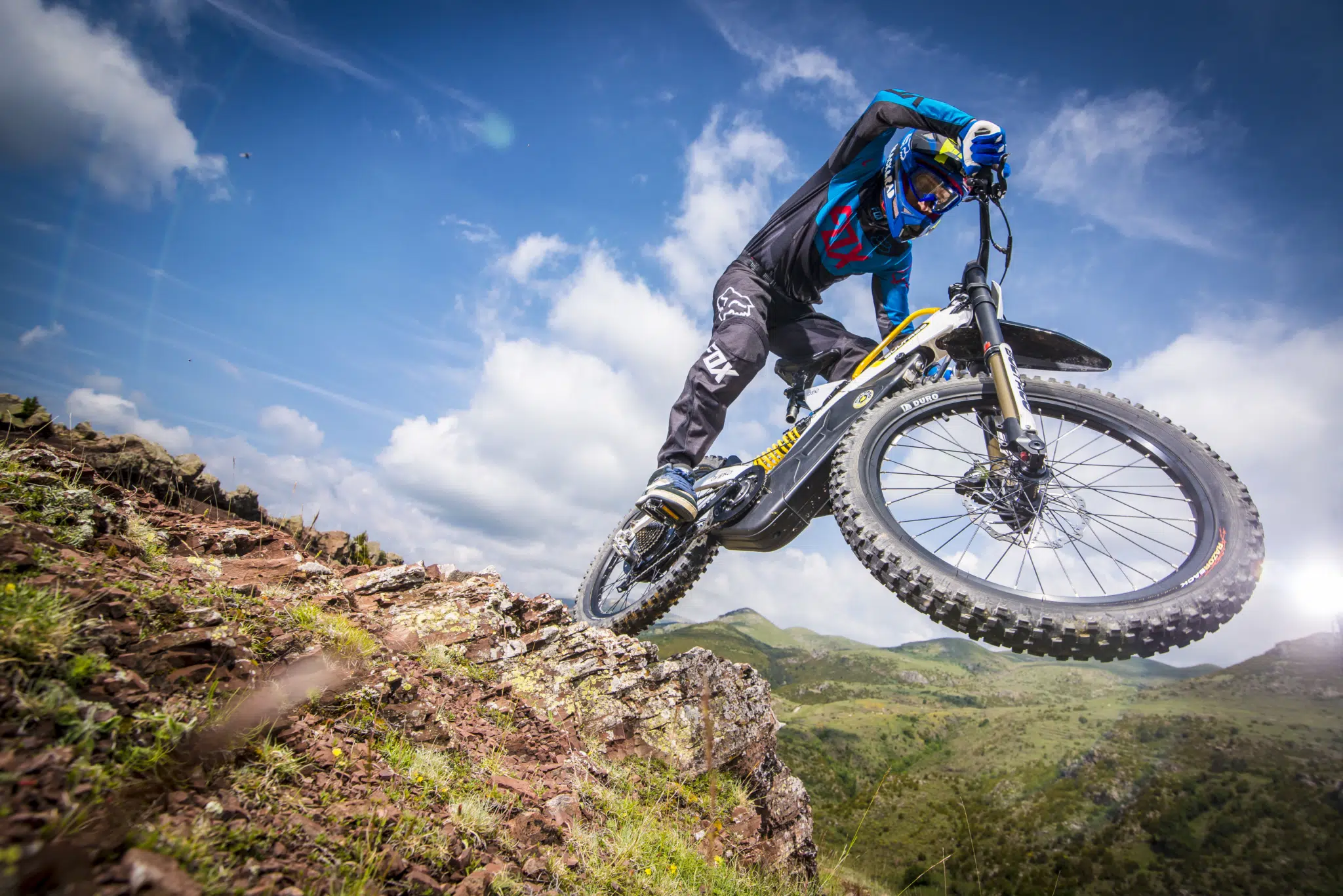 Ihr seht einen Mountainbiker auf einem Bergtrail im Sommer. JUFA Hotels bietet tollen Urlaub mit viel Abenteuer und Spass für die ganze Familie.