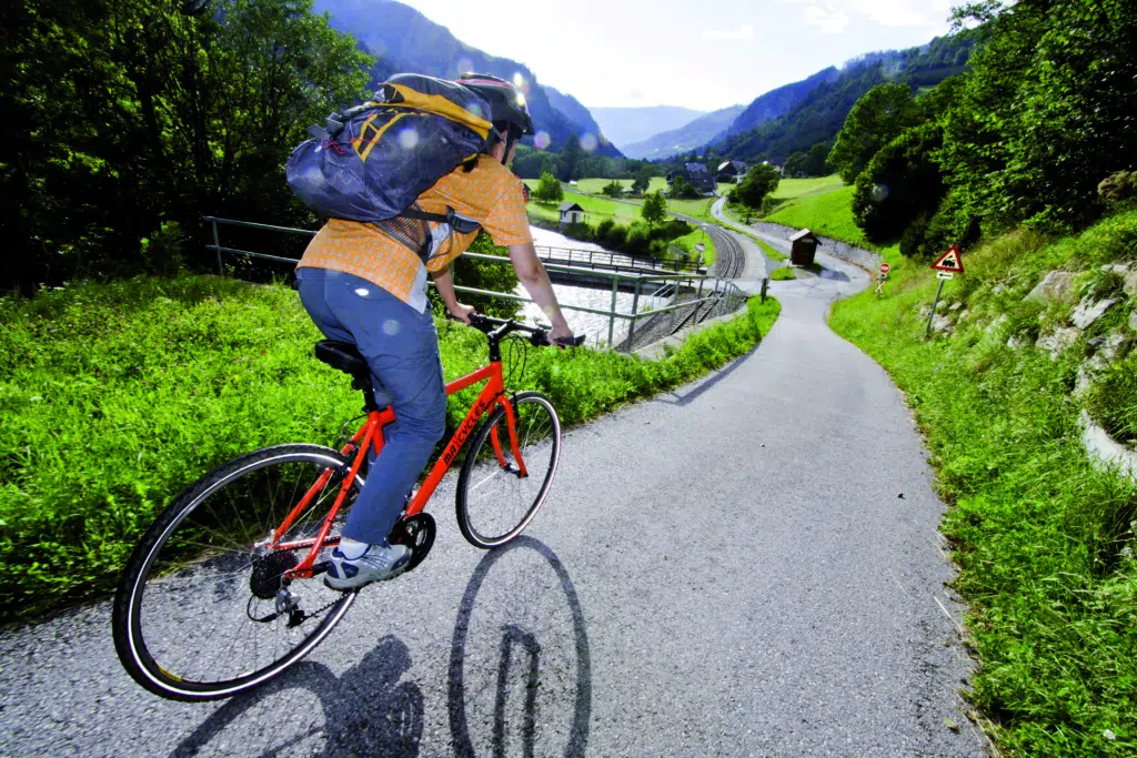 Murradweg in Murtal-Spielberg mit Radfahrer mit JUFA Hotels. Der Ort für erholsamen Familienurlaub und einen unvergesslichen Winter- und Wanderurlaub.