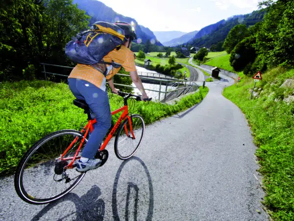 Murradweg in Murtal-Spielberg mit Radfahrer mit JUFA Hotels. Der Ort für erholsamen Familienurlaub und einen unvergesslichen Winter- und Wanderurlaub.