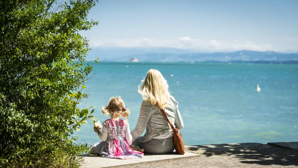 Ihr seht eine Mutter mit Kind auf der Insel Mainau. JUFA Hotels bietet erholsamen Familienurlaub und einen unvergesslichen Winter- und Wanderurlaub