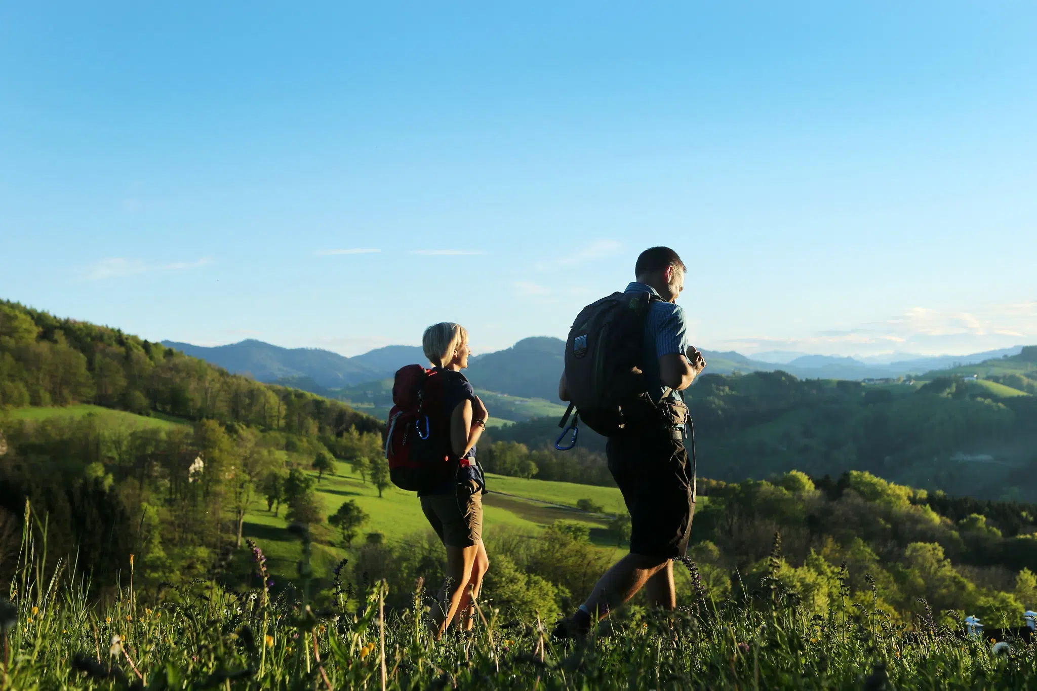 Ihr sein ein Wanderpaar im Naturpark Ötscher-Tormäuer im Mostviertel in der Nähe von den JUFA Hotels. Der Ort für erholsamen Familienurlaub und einen unvergesslichen Winter- und Wanderurlaub.