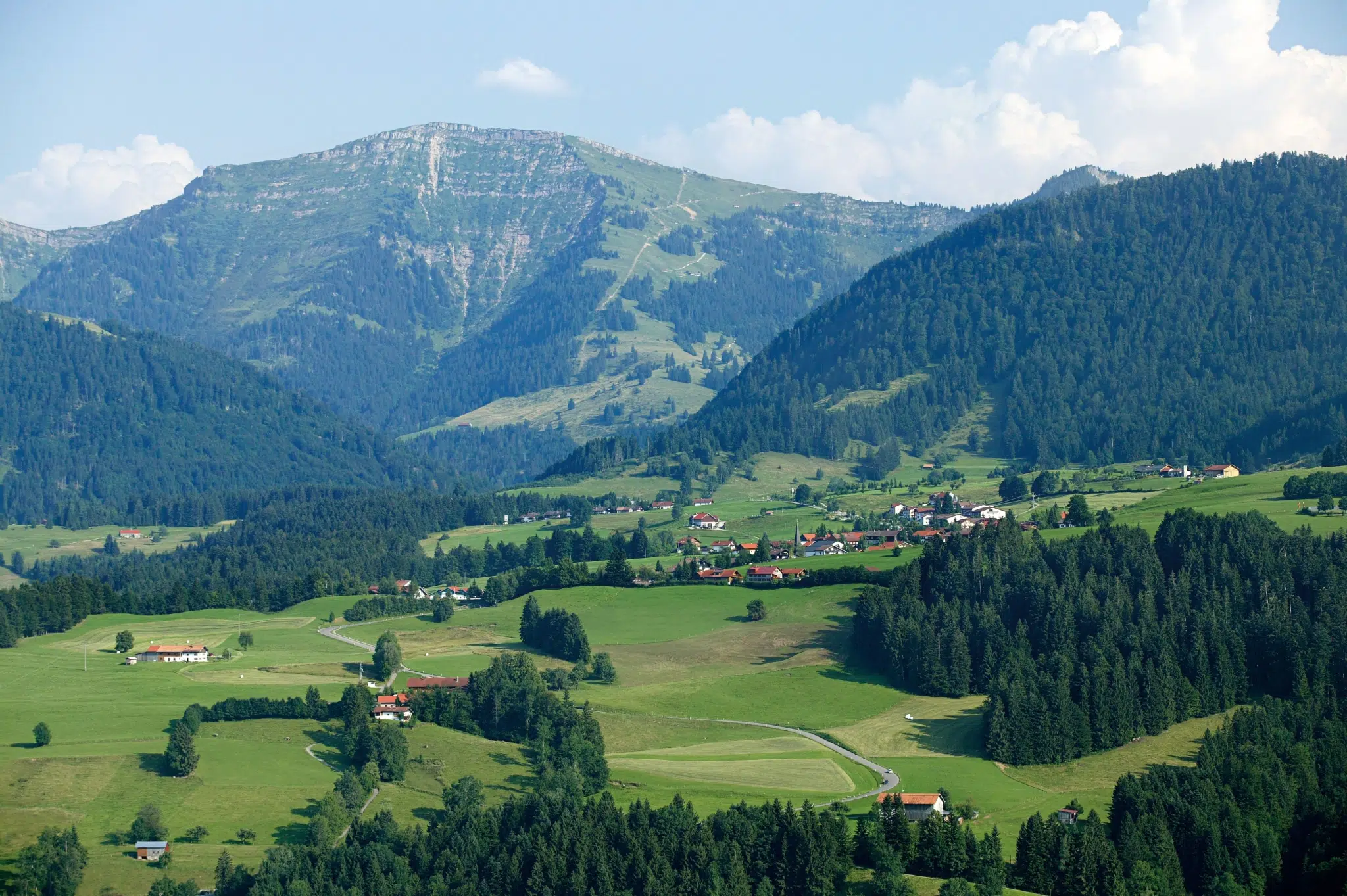 Ihr seht den Blick auf den Oberstaufen in Wangen im Allgäu. JUFA Hotels bietet Ihnen den Ort für erlebnisreichen Natururlaub für die ganze Familie.