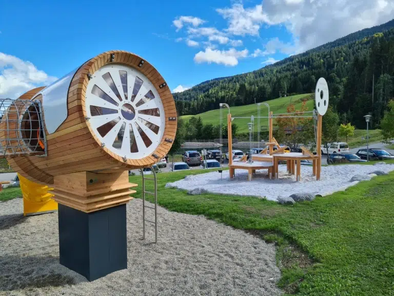 Sie sehen den Outdoor-Spielbereich im JUFA Hotel Gitschtal.