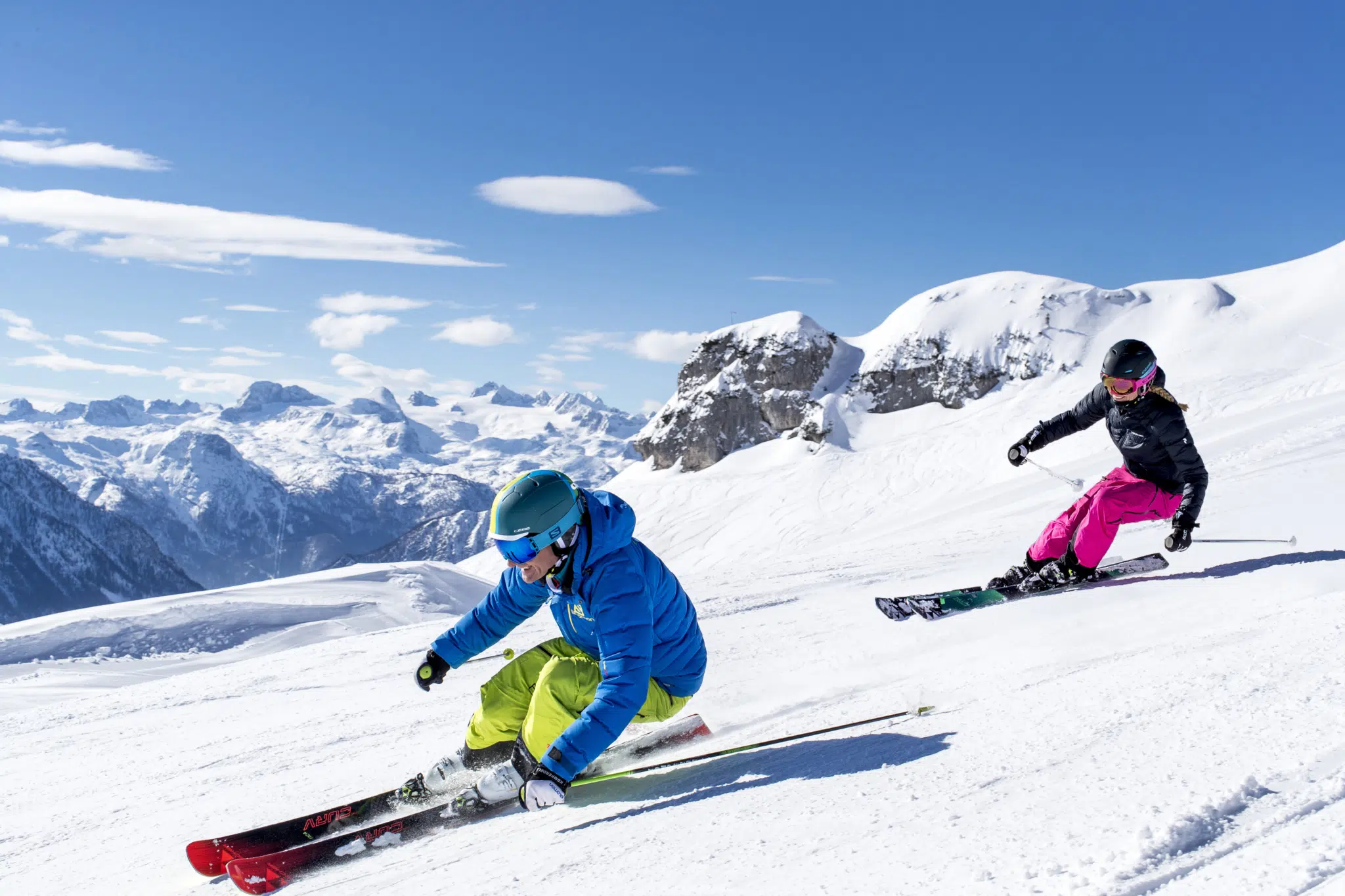 Ihr seht ein Paar beim Skifahren auf dem Loser im Winter. JUFA Hotels bietet erholsamen Familienurlaub und einen unvergesslichen Winterurlaub.