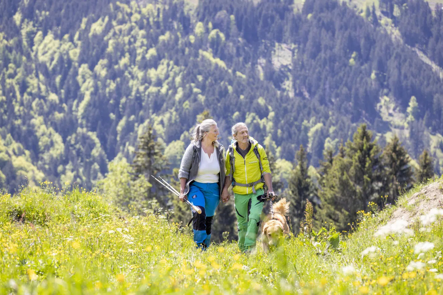 Sie sehen ein Paar im Wanderurlaub im JUFA Hotel Laterns – Klangholzhus***. Der Ort für erholsamen Familienurlaub und einen unvergesslichen Winter- und Wanderurlaub.