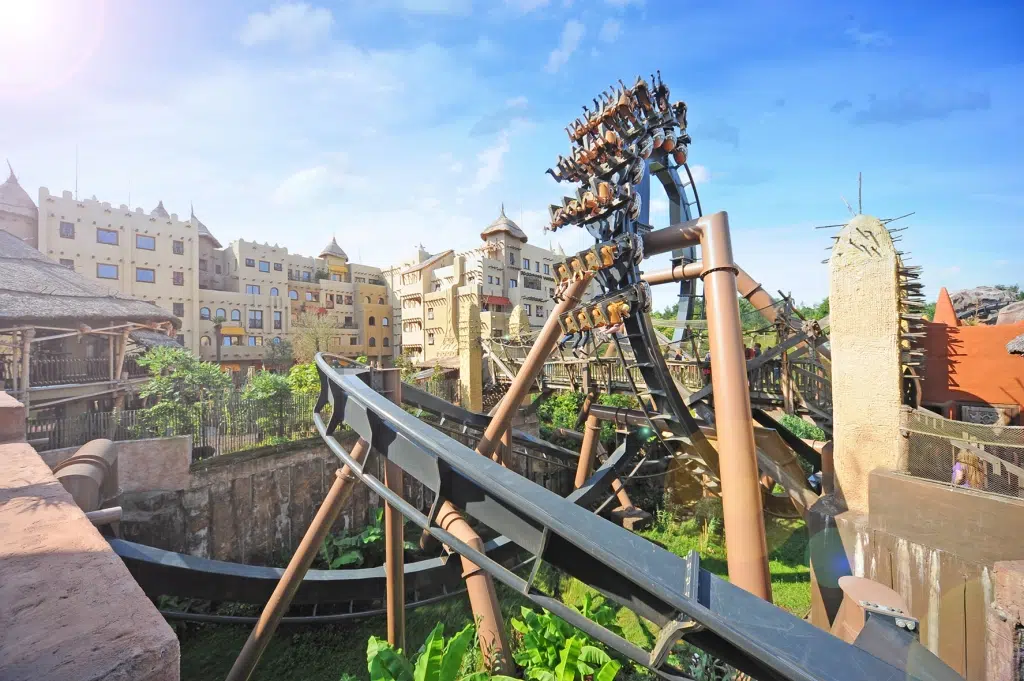 Ihr seht eine Achterbahnfahrt mit der Black Mamba im Phantasialand in Nordrhein-Westfalen in der Nähe von JUFA Hotels. Der Ort für kinderfreundlichen und erlebnisreichen Urlaub für die ganze Familie.