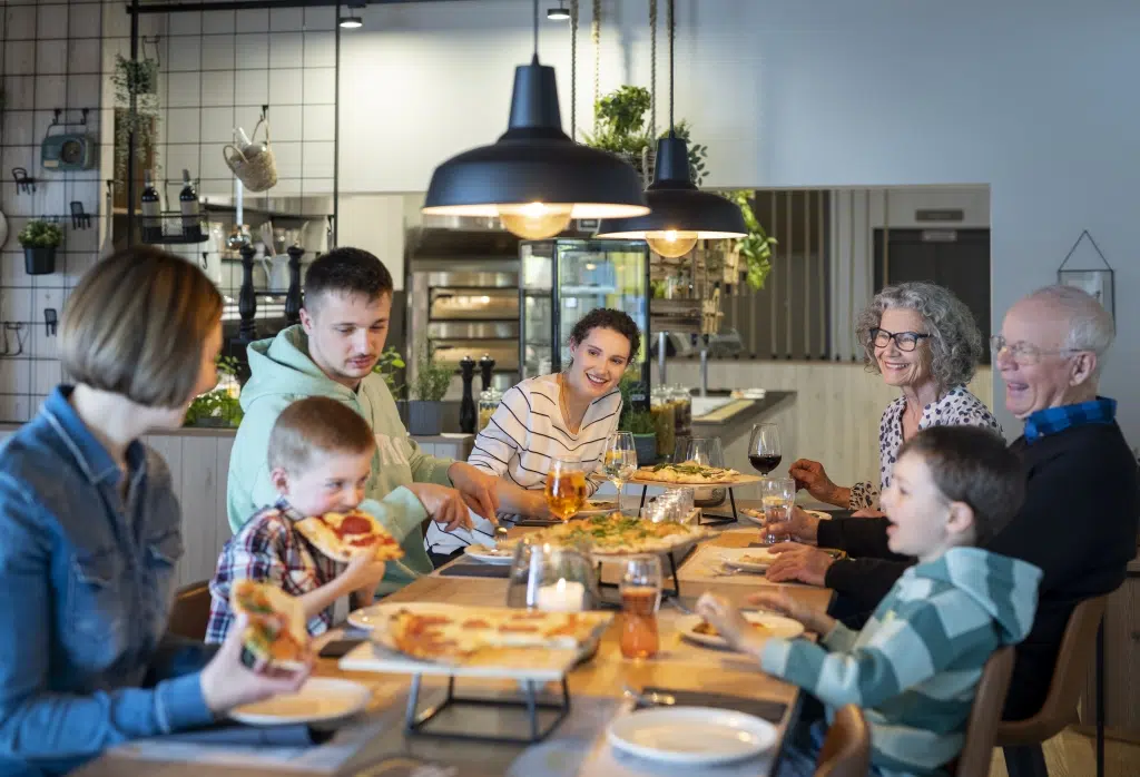 Sie sehen eine Tischgesellschaft in der Pizzereia la Trattoria. Das JUFA Hotel Wipptal ist der ideale Ausgangspunkt für einen erlebnisreichen Urlaub