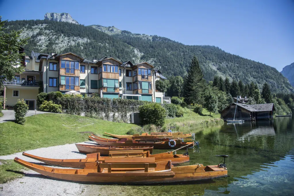 Plätten am Ufer des Altausseer Sees im Salzkammergut. JUFA Hotels bieten erholsamen Familienurlaub und einen unvergesslichen Winter- und Wanderurlaub.