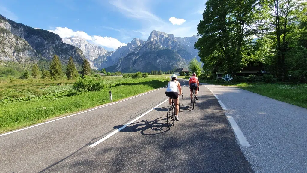 Ihr seht Radfahrer*innen bei ihrer Tour in der Region rund um das JUFA Hotel Grünau im Almtal. Der Ort für erholsamen Familienurlaub.