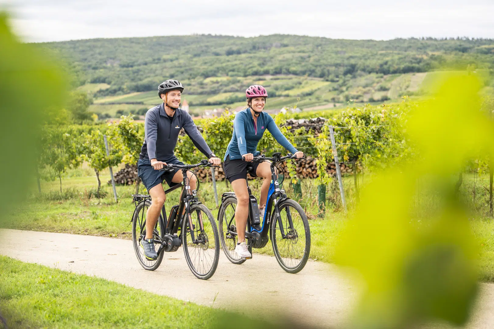 Ihr seht zwei Radfahrer in den Weingärten im Weinviertel. JUFA Hotels bietet Ihnen den Ort für erlebnisreichen Natururlaub für die ganze Familie.