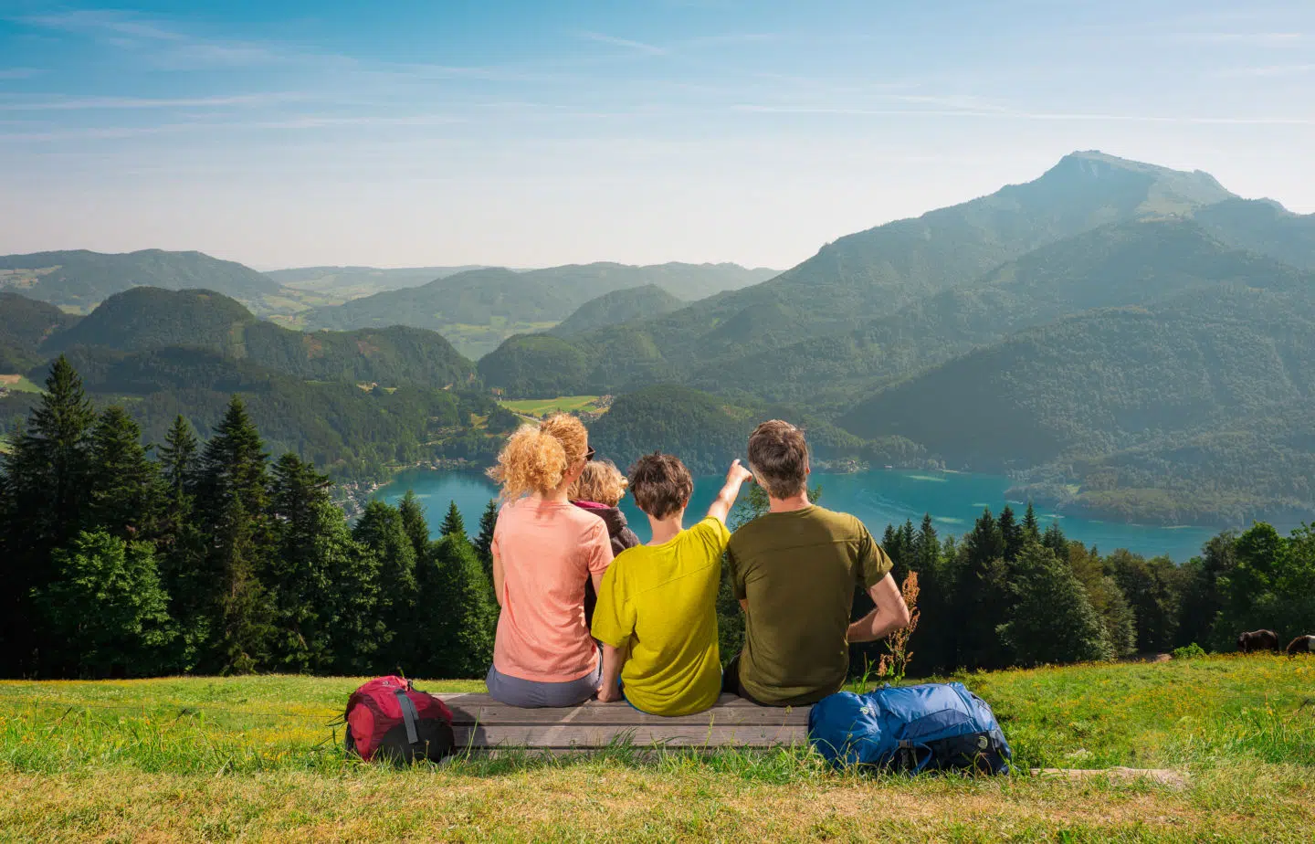 Ihr seht eine Familie beim Erkunden der Landschaft im Salzkammergut. JUFA Hotels bietet erholsamen Familienurlaub und einen unvergesslichen Winter- und Wanderurlaub.