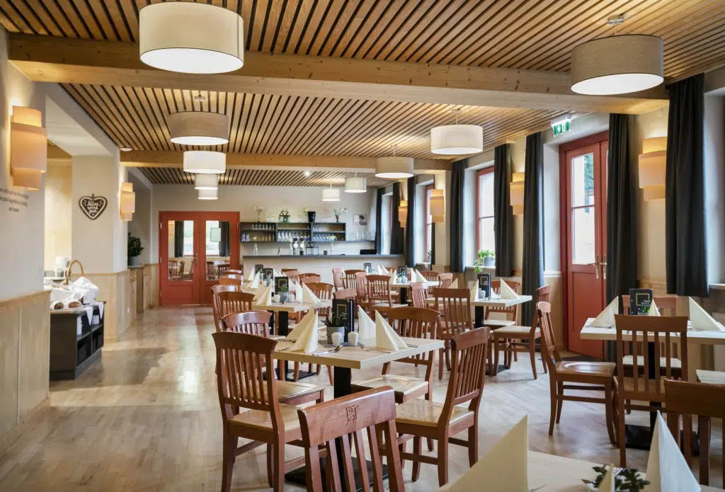 Ihr seht das Restaurant des JUFA Hotels Mariazell***. Der Ort für erholsamen Familienurlaub und einen unvergesslichen Winter- und Wanderurlaub.