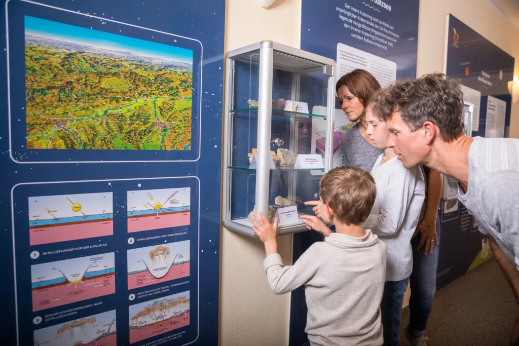 Ihr seht ein spannendes Erlebnis für die ganze Familie im Ries Krater Museum im JUFA Hotel Nördlingen. Der Ort für kinderfreundlichen und erlebnisreichen Urlaub für die ganze Familie.