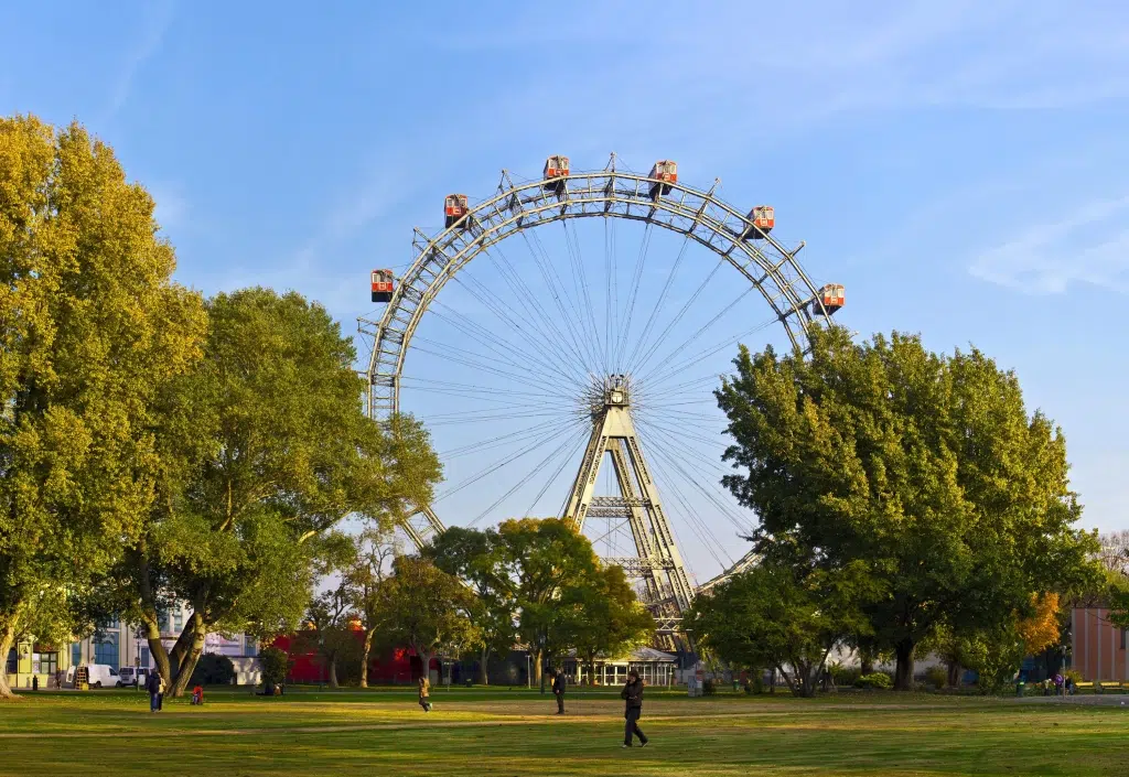 Riesenrad im Wiener Prater im Sommer. JUFA Hotels bieten erholsamen Familienurlaub und einen unvergesslichen Winter- und Wanderurlaub.