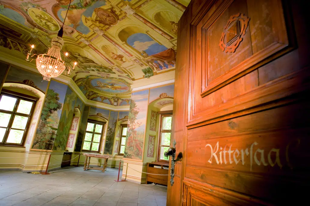 Rittersaal mit Eingang im JUFA Hotel Schloss Röthelstein. Der Ort für märchenhafte Hochzeiten und erfolgreiche und kreative Seminare.