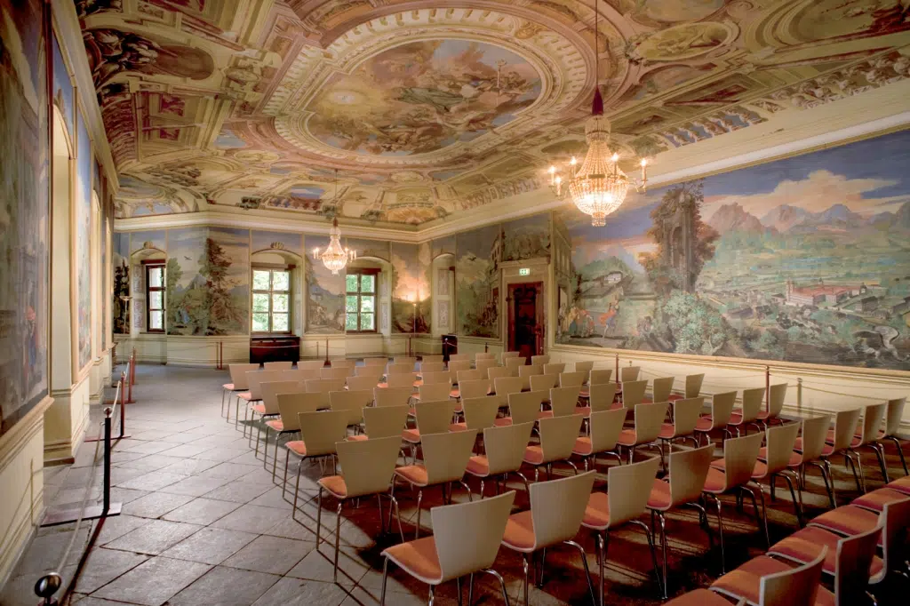 Rittersaal mit Reihenbestuhlung im JUFA Hotel Schloss Röthelstein. Der Ort für märchenhafte Hochzeiten und erfolgreiche und kreative Seminare.