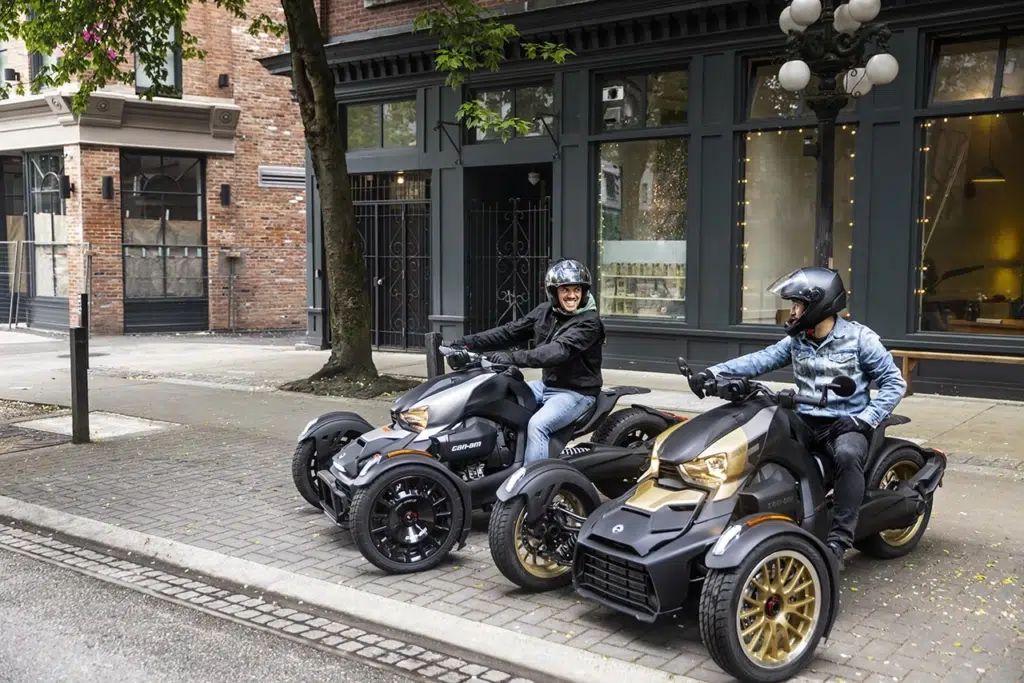 Ihr seht zwei Personen auf einer Straße beim Fahren mit dem Can-Am Ryker, der für den perfekten Adrenalinkick in eurem Urlaub im JUFA Klosterhotel Judenburg*** sorgt.