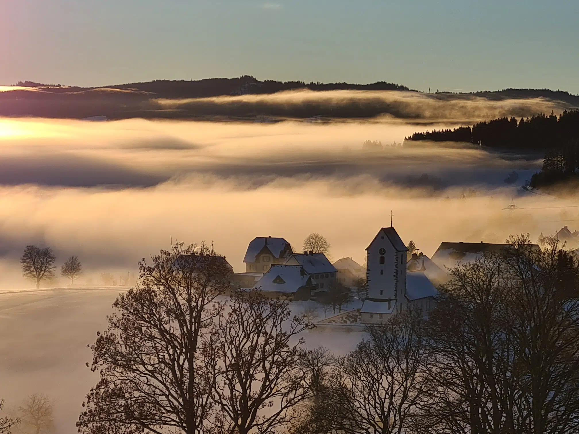 Ihr seht Saig im Winter im Nebel. Der Ort für erholsamen Familienurlaub und einen unvergesslichen Winter- und Wanderurlaub.