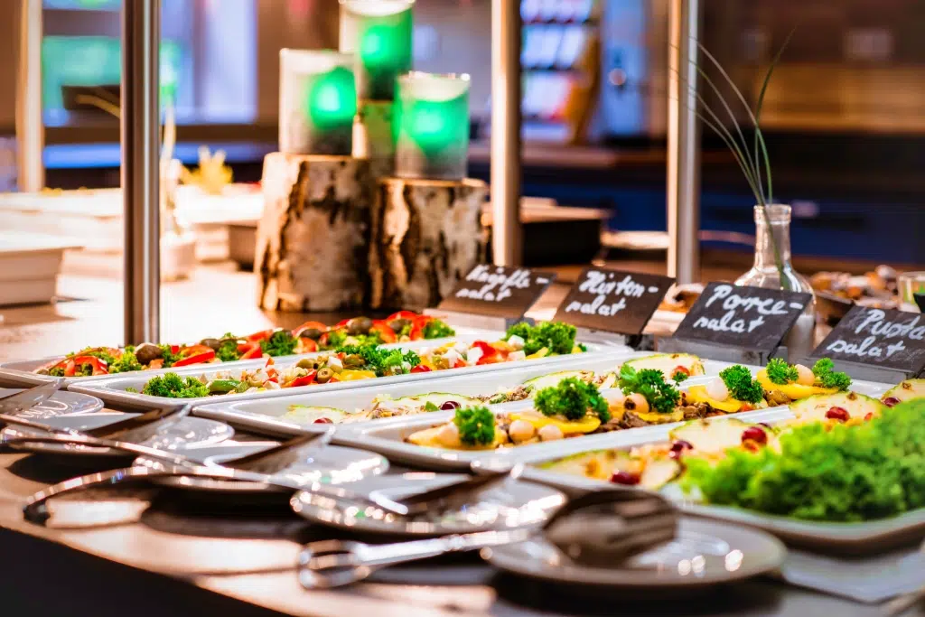 Ihr seht ein Salatbuffet im JUFA Hotel Königswinter**** mit Kerzen. JUFA Hotels bietet erlebnisreichen Städtetrip für die ganze Familie und den idealen Platz für Ihr Seminar.